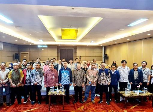Foto bersama Direktur Jenderal Perikanan Tangkap KKP Agus Suherman, Direktur PSDI  Ridwan Mulyana dan Peserta Kegiatan Annual Reflection Meeting (ARM) 2023 dan Penyusunan Annual Work Plan – Budget (AWPB) 2024 GEF 6 CFI Indonesia (Bandung, 27-30 November 2023)