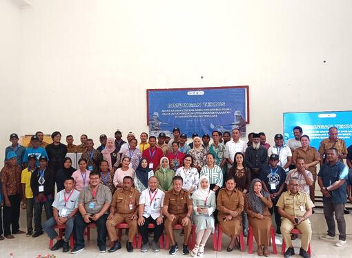 Foto bersama pada kegiatan Bimbingan Teknis Adopsi Kriteria CCRF (Code of Conduct for Responsible Fisheries) dan Indikator EAFM (Ecosystem Approach to Fisheries Management) untuk mendukung perikanan berkelanjutan di Kabupaten Maluku Tenggara difasilitasi melalui dana hibah GEF 6 CFI Indonesia, Langgur (15/7/2024).