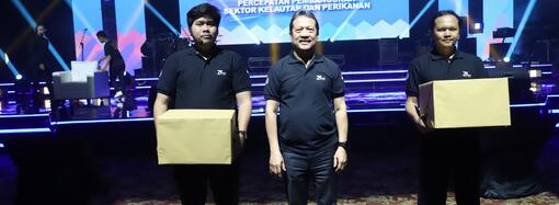 Menteri KKP Sakti Wahyu Trenggono Memberikan Penghargaan dan Hadiah kepada Reza sebagai Pemenang dari Hackathon Percepatan Pembangunan Sektor Kelautan dan Perikanan