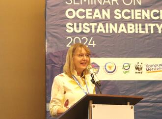 Heike Lingertat, Lead Specialist GEF Agency WWF ikut menyampaikan sambutan pada The 2nd International Seminar on Ocean Sciences and Sustainability (ISOSS) 2024 yang diselenggarakan oleh Departemen Ilmu dan Teknologi Kelautan, Fakultas Perikanan dan Ilmu Kelautan (FPIK) IPB University, bekerja sama dengan FPIK Universitas Pattimura, di Hotel Santika Premiere, Ambon. (4-5/11/2024)