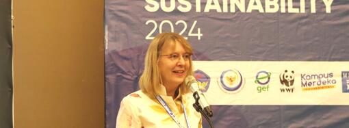 Heike Lingertat, Lead Specialist GEF Agency WWF ikut menyampaikan sambutan pada The 2nd International Seminar on Ocean Sciences and Sustainability (ISOSS) 2024 yang diselenggarakan oleh Departemen Ilmu dan Teknologi Kelautan, Fakultas Perikanan dan Ilmu Kelautan (FPIK) IPB University, bekerja sama dengan FPIK Universitas Pattimura, di Hotel Santika Premiere, Ambon. (4-5/11/2024)
