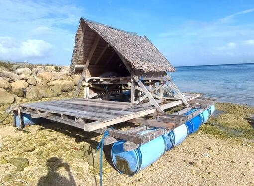Rumah rumpon nelayan ditarik ke pantai saat angin timur yang kencang serta ombak yang tinggi di Ohoirenan Maluku Tenggara (14/09)