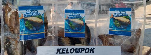 Produk Ikan Asap Cair Hasil Praktek Olahan Kelompok Ikan Terbang Ohoi Watkidat Maluku Tenggara (Watkidat, 26-28 Juni 2023)