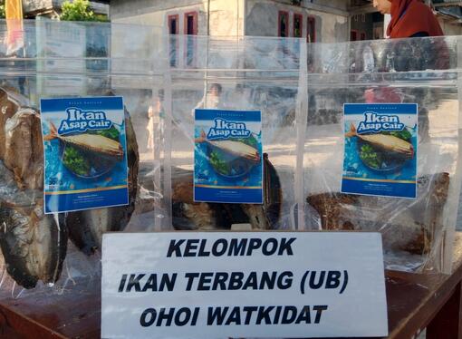 Produk Ikan Asap Cair Hasil Praktek Olahan Kelompok Ikan Terbang Ohoi Watkidat Maluku Tenggara (Watkidat, 26-28 Juni 2023)
