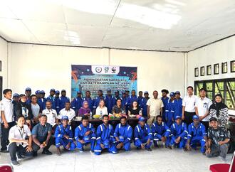 Foto bersama Peserta dan Instruktur Kegiatan Pelatihan Pembuatan dan Perbaikan Kasko Kapal Fibreglass Reinforced Plastic (FRP), Perakitan Alat Tangkap Jaring (Gillnett), Serta Pelatihan Penggunaan GPS dan Fish finder, dilaksanakan oleh BBPI Semarang melalui Pendanaan Hibah GEF 6 CFI Indonesia, bersama Siti Hamdiyah perwakilan BHKLN KKP, Specialist WWF GEF Agency Heike Lingertat Lead Specialist WWF GEF Agency dan Adrianne Mc Keehan selaku Safeguard Specialist WWF GEF Agency, PMU GEF-6 CFI Indonesia, Dinas Perikanan  Kabupaten Teluk Wondama dan Penyuluh Perikanan  (Wasior, 30/10/2024)