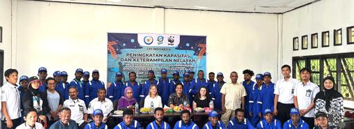 Foto bersama Peserta dan Instruktur Kegiatan Pelatihan Pembuatan dan Perbaikan Kasko Kapal Fibreglass Reinforced Plastic (FRP), Perakitan Alat Tangkap Jaring (Gillnett), Serta Pelatihan Penggunaan GPS dan Fish finder, dilaksanakan oleh BBPI Semarang melalui Pendanaan Hibah GEF 6 CFI Indonesia, bersama Siti Hamdiyah perwakilan BHKLN KKP, Specialist WWF GEF Agency Heike Lingertat Lead Specialist WWF GEF Agency dan Adrianne Mc Keehan selaku Safeguard Specialist WWF GEF Agency, PMU GEF-6 CFI Indonesia, Dinas Perikanan  Kabupaten Teluk Wondama dan Penyuluh Perikanan  (Wasior, 30/10/2024)