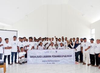 Foto bersama narasumber dan peserta kegiatan Sosialisasi dan Aktivasi E-Logbook Penangkapan Ikan  berbasis E-PIT di Kabupaten Pulau Morotai Maluku Utara di fasilitasi melalui pendanaan hibah GEF 6 CFI Indonesia “The Ecosystem Approach To Fisheries Management (EAFM) In Eastern Indonesia (Fisheries Management Area (FMA) - 715,717 & 718) Components A, B, And D”, (25/7/2024).