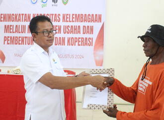 Serah terima Berita Acara  pengukuhan KUB perikanan tanggkap oleh Pj. Sekda Maluku Tenggara Ir. Nicodemus Ubro, M.Si pada kegiatan Peningkatan Kapasitas Kelembagaan melalui Manajemen Usaha dan Pembentukan KUB dan Koperasi di Kabupaten Maluku Tenggara didanai oleh hibah Global Environmental Facility (GEF) - 6 Coastal Fisheries Initiative (Langgur, 07/08/2024)