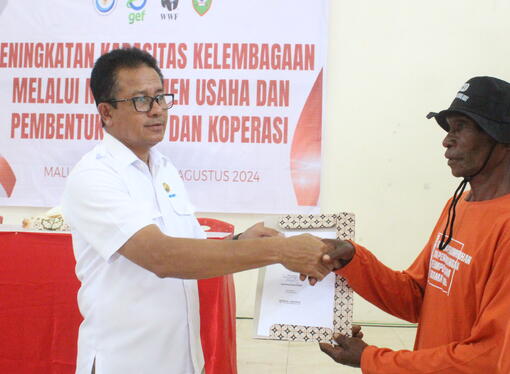 Serah terima Berita Acara  pengukuhan KUB perikanan tanggkap oleh Pj. Sekda Maluku Tenggara Ir. Nicodemus Ubro, M.Si pada kegiatan Peningkatan Kapasitas Kelembagaan melalui Manajemen Usaha dan Pembentukan KUB dan Koperasi di Kabupaten Maluku Tenggara didanai oleh hibah Global Environmental Facility (GEF) - 6 Coastal Fisheries Initiative (Langgur, 07/08/2024)
