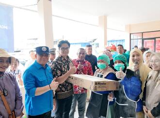 Direktur Jenderal Perikanan Tangkap Lotharia Latif menyerahkan bantuan peralatan pengolahan kepada empat kelompok istri nelayan di Desa Surya Bahari difasilitasi lewat pendanaan hibah CFI Indonesia (9/2/24)