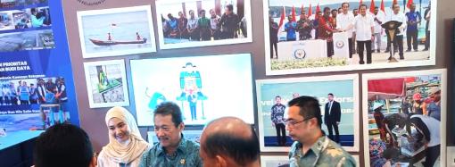 Menteri KKP Sakti Wahyu Trenggono bersama rombongan menyempatkan diri mengunjungi stand DJPT dan mengapresiasi produk batik eco print Inovasi wanita nelayan yang difasilitasi melalui GEF 6 CFI Indonesia di kampung nelayan modern (KALAMO) di Biak Papua, dan di Teluk Wondama Papua Barat.