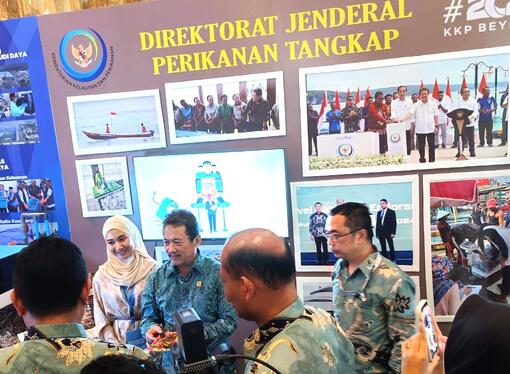 Menteri KKP Sakti Wahyu Trenggono bersama rombongan menyempatkan diri mengunjungi stand DJPT dan mengapresiasi produk batik eco print Inovasi wanita nelayan yang difasilitasi melalui GEF 6 CFI Indonesia di kampung nelayan modern (KALAMO) di Biak Papua, dan di Teluk Wondama Papua Barat.