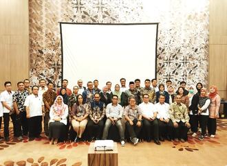 Foto bersama narasumber dan peserta kegiatan updating Updating Data dalam rangka Review Rencana  Pengelolaan Perikanan (RPP) WPPNRI 715  dan 717, Hotel Bigland Bogor Jawa Barat (23-27 Juli 2024)
