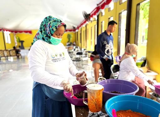 Kegiatan praktek produksi sambal roa di Kecamatan Seram Timur Kabupaten Seram Bagian Timur sebagai produk unggulan di fasilitasi melalui Program hibah GEF 6 “The Ecosystem Approach To Fisheries Management (EAFM) In Eastern Indonesia (Fisheries Management Area (FMA) - 715,717 & 718) Components A, B, And D”(27-28/06/2024)