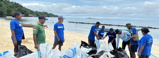 Kementerian Kelautan dan Perikanan (KKP) bersama DKP Kabupaten Raja Ampat melakukan sosialisasi pencegahan dan penanganan sampah laut sekaligus melakukan aksi bersih-bersih pantai di Kampung Saporkren, Distrik Waigeo Selatan Kabupaten Raja Ampat, Tindak Lanjut Program Blue Economy KKP difasilitasi pendanaan hibah GEF 6 CFI Indonesia The Ecosystem Approach To Fisheries Management (EAFM) In Eastern Indonesia (Fisheries Management Area (FMA) - 715,717 & 718) Components A, B, And D”. (24/7/2024).