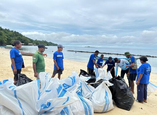 Kementerian Kelautan dan Perikanan (KKP) bersama DKP Kabupaten Raja Ampat melakukan sosialisasi pencegahan dan penanganan sampah laut sekaligus melakukan aksi bersih-bersih pantai di Kampung Saporkren, Distrik Waigeo Selatan Kabupaten Raja Ampat, Tindak Lanjut Program Blue Economy KKP difasilitasi pendanaan hibah GEF 6 CFI Indonesia The Ecosystem Approach To Fisheries Management (EAFM) In Eastern Indonesia (Fisheries Management Area (FMA) - 715,717 & 718) Components A, B, And D”. (24/7/2024).