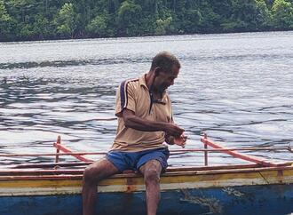 Nelayan tradisional penangkap ikan kakap dan kerapu di perairan sekitar Aisandami, menggunakan alat tangkap pancing ulur (handline) (10 Agustus 2024)