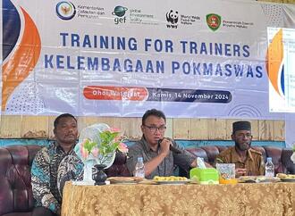 Kepala Dinas Kelautan dan Perikanan Provinsi Maluku Dr. Erawan Asikin menyampaikan sambutan sekaligus membuka kegiatan Training of Trainers Kelembagaan Pokmaswas di Ohoi Watkidat, Kabupaten Maluku Tenggara dihadiri 35 peserta, anggota Pokmaswas beserta Isteri, bertempat di  Balai Ohoi Watkidat (14/11/2024)