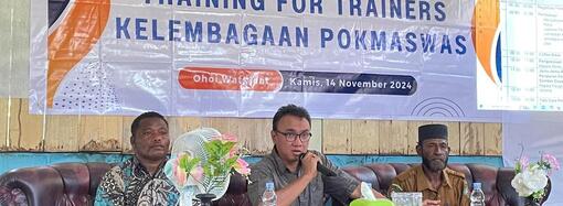 Kepala Dinas Kelautan dan Perikanan Provinsi Maluku Dr. Erawan Asikin menyampaikan sambutan sekaligus membuka kegiatan Training of Trainers Kelembagaan Pokmaswas di Ohoi Watkidat, Kabupaten Maluku Tenggara dihadiri 35 peserta, anggota Pokmaswas beserta Isteri, bertempat di  Balai Ohoi Watkidat (14/11/2024)