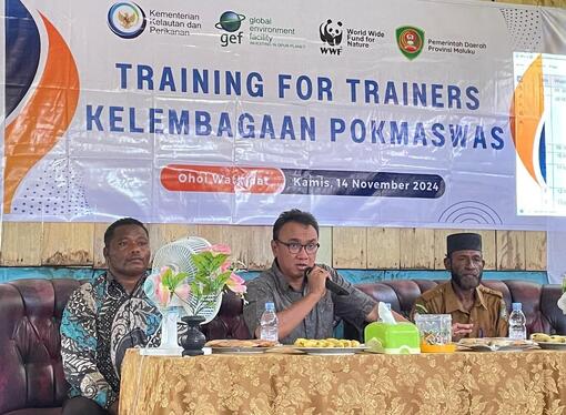Kepala Dinas Kelautan dan Perikanan Provinsi Maluku Dr. Erawan Asikin menyampaikan sambutan sekaligus membuka kegiatan Training of Trainers Kelembagaan Pokmaswas di Ohoi Watkidat, Kabupaten Maluku Tenggara dihadiri 35 peserta, anggota Pokmaswas beserta Isteri, bertempat di  Balai Ohoi Watkidat (14/11/2024)